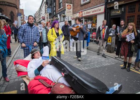 Chester, Royaume-Uni. 17 Septembre, 2015. L'humoriste de gauche, Mark Thomas (à gauche) a été à Chester aujourd'hui (jeudi) au centre d'une ville "flâneurs" event' visant à protester contre un projet de loi critiqué pour criminaliser les habitants de la rue. Il est photographié avec Johhny Walker qui est le directeur de la garder en vie les rues campagne. Mark essaie d'highlightin un plan pour les personnes sans domicile €100 s'ils se coucher ou de dormir dans un espace public dans une zone désignée. Cette amende peut également s'appliquer à des artistes et des personnes qui nourrissent les oiseaux. Crédit : Brian Hickey/Alamy Live News Banque D'Images