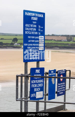 Temps d'établissement des prix et sur les panneaux d'informations pour le Rock à Padstow ferry, Cornwall, UK Septembre 2015 Banque D'Images