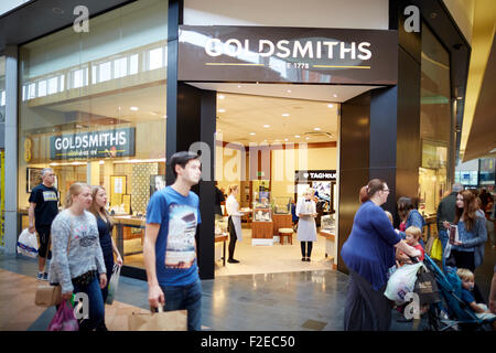 Goldsmith bijoutiers boutique rénovée dans le centre commercial Golden Square Shopping centre Warrington Cheshire Uk Personnes foules nombreuses crowde Banque D'Images