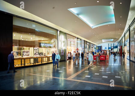 Goldsmith bijoutiers boutique rénovée dans le centre commercial Golden Square Shopping centre Warrington Cheshire Uk Personnes foules nombreuses crowde Banque D'Images