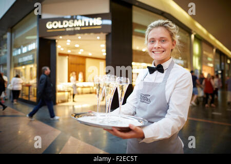 Goldsmith bijoutiers boutique rénovée dans le centre commercial Golden Square Shopping centre Warrington Cheshire Uk Personnes foules nombreuses crowde Banque D'Images