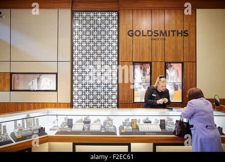 Goldsmith bijoutiers boutique rénovée dans le centre commercial Golden Square Shopping centre Warrington Cheshire Uk Personnes foules nombreuses crowde Banque D'Images