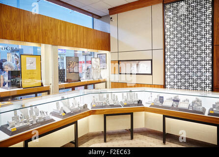 Goldsmith bijoutiers boutique rénovée dans le centre commercial Golden Square Shopping centre Warrington Cheshire Uk Personnes foules nombreuses crowde Banque D'Images