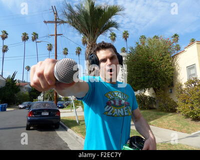 Los Angeles, Californie, USA. Sep 11, 2015. Flula DJ Borg pose avec sa console de mixage et d'un microphone dans une rue de Los Angeles, Californie, USA, 11 septembre 2015. Nouvelles de l'industrie plate-forme 'Hollywood Reporter' récemment nommé Borg YouTuber l'une des 25 plus grandes stars du monde numérique. Photo : Barbara Munker/dpa/Alamy Live News Banque D'Images