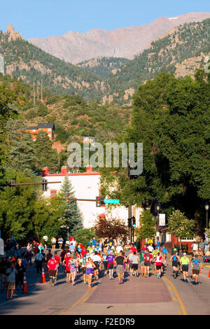 Glissières de commencer une race robuste jusqu'14 115 4610 pieds sur le sentier près de Barr Manitou Avenue à Manitou Springs Colorado Banque D'Images