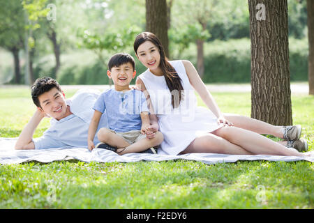 Happy Family sitting on grass Banque D'Images