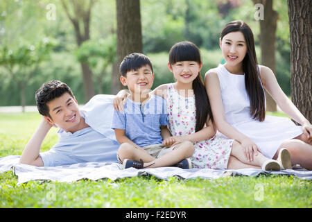 Happy Family sitting on grass Banque D'Images