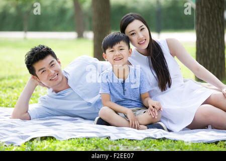 Happy Family sitting on grass Banque D'Images