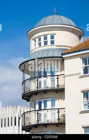 Maisons modernes à l'angle de Commercial Road et de la rue St Alban inférieur donnant sur la marina à Weymouth en Juin Banque D'Images