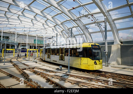 Tramway Metrolink quittant la gare Victoria de Manchester Royaume-uni Grande-bretagne British United Kingdom Europe European island Englan Banque D'Images