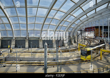 Tramway Metrolink quittant la gare Victoria de Manchester Royaume-uni Grande-bretagne British United Kingdom Europe European island Englan Banque D'Images