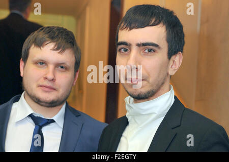 Moscou, Russie. 29 Nov, 2014. Un fichier photo disponible le 17 septembre 2015 montre des comédiens russes Vladimir Krasnov (R) et Alexeï Stolyarov à Moscou, Russie, le 29 novembre 2014. Les deux comédiens russes admis à jouer Vladimir Poutine dans une farce appel à Elton John pour lui parler des droits pour les personnes homosexuelles. Photo : Jewgenija Gussewa/KP/dpa/Alamy Live News Banque D'Images