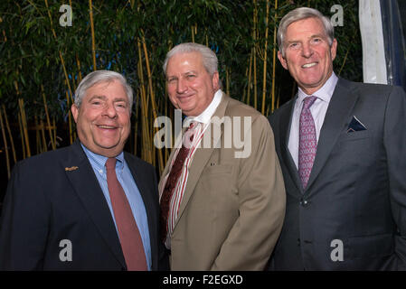 Brooklyn, États-Unis. 16 Sep, 2015. Ancien président de l'Arrondissement de Brooklyn Marty Markowitz (à gauche) pose pour une photo à côté de Vert-bois Cemetery Président Richard Moylan (centre) et le président de la conseil d'administration du cimetière, Payson Coleman (à droite). L'acteur John Turturro a été honoré en même temps que d'autres bienfaiteurs à Vert-bois du cimetière 8e conférence annuelle de Witt Clinton qui récompensent les particuliers pour leur soutien exceptionnel de l'historique cimetière de Brooklyn. © Albin Lohr-Jones/Pacific Press/Alamy Live News Banque D'Images