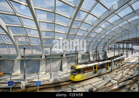 Tramway Metrolink quittant la gare Victoria de Manchester Royaume-uni Grande-bretagne British United Kingdom Europe European island Englan Banque D'Images