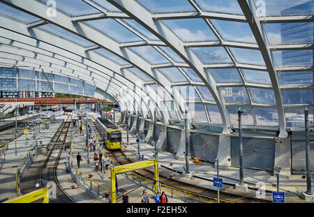 Tramway Metrolink quittant la gare Victoria de Manchester Royaume-uni Grande-bretagne British United Kingdom Europe European island Englan Banque D'Images