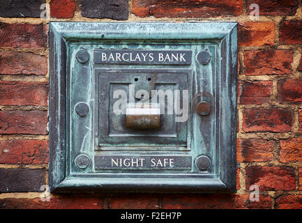 La banque Barclays état nuit sur le côté de leur succursale de la rue Mill à Macclesfield Cheshire UK UK Grande-bretagne British United Banque D'Images