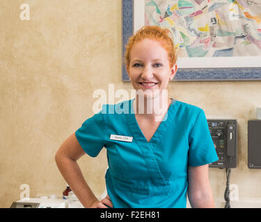 Un assistant dentaire en uniforme sourit à la caméra à l'intérieur d'une salle d'examen dentaire à Oklahoma City, Oklahoma, USA. Banque D'Images