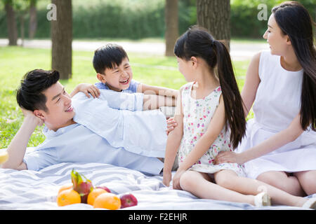 Happy Family having picnic sur l'herbe Banque D'Images