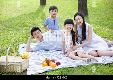 Happy Family having picnic sur l'herbe