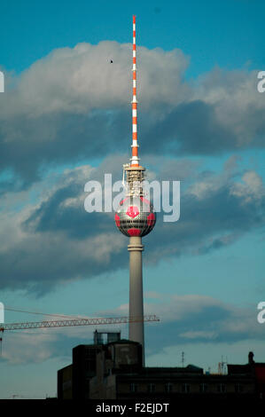 Mai 2006 - BERLIN : la "Fernsehturm (tour de télévision) dans le quartier de Mitte à Berlin. Banque D'Images