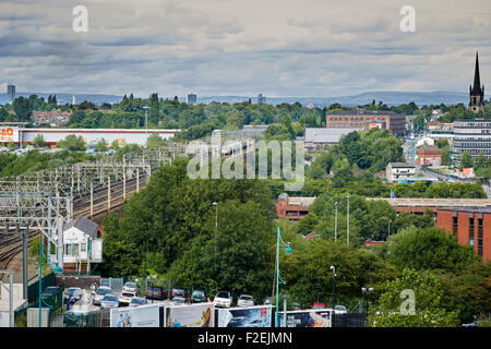 La gare ferroviaire de Stockport , à oiyt vers Manchester avec l'horizon visible sur l'horizon, y compris Beetham tower et Banque D'Images