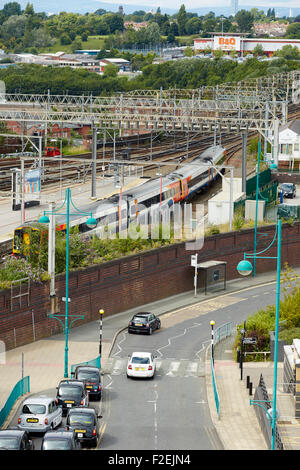 La gare ferroviaire de Stockport , à oiyt vers Manchester avec l'horizon visible sur l'horizon, y compris Beetham tower et Banque D'Images