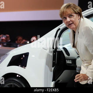 Francfort, Allemagne. 17 Sep, 2015. La chancelière allemande Angela Merkel est vu au cours de sa visite le jour de l'ouverture de l'exposition de moteur de Francfort (IAA) à Francfort, Allemagne, le 17 septembre, 2015. Credit : Luo Huanhuan/Xinhua/Alamy Live News Banque D'Images