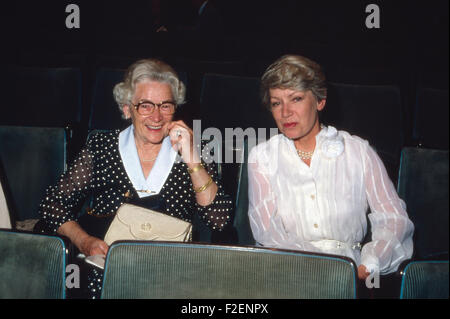Deutsche Schauspielerin Ruth Leuwerik mit ihrer Mutter, Deutschland 1980 er Jahre. L'actrice allemande Ruth Leuwerik avec sa mère, l'Allemagne des années 1980. 24x36DiaV60 Banque D'Images