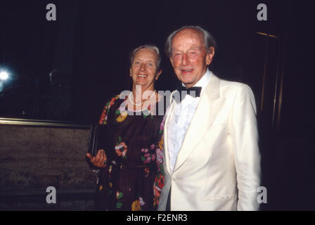 Acteurs et Actrices Der Deutsche Ernst Fritz Fürbringer mit senneur Ehefrau Lizzi Rademacher, Deutschland 1980 er Jahre. L'acteur allemand Ernst Fritz Fuerbringer avec son épouse Lizzi Rademacher, de l'Allemagne des années 1980. 24x36DiaV60 Banque D'Images