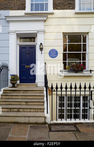 Paddington emplacement : l'accueil de la famille Brown : Chalcot Crescent, Primrose Hill, Londres jouant sur la diapositive gonflable bounce Banque D'Images