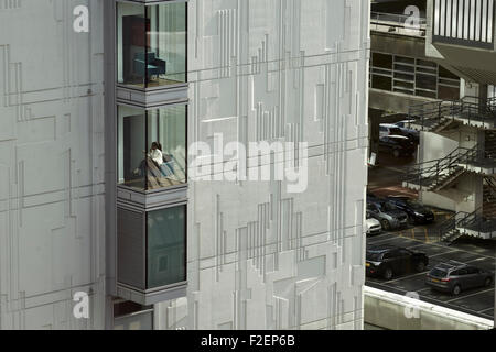 De près de l'autre montrant le concert d'art sur le côté de l'immeuble City Tower dans le style moderniste, (anciennement le Banque D'Images