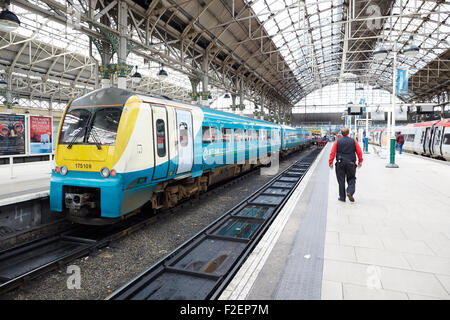 La gare Manchester Piccadilly un Arriva Trains Wales à la plate-forme arriva au Pays de Galles est une société d'exploitation des trains britanniques o Banque D'Images