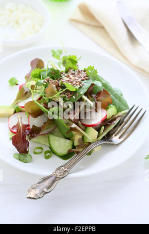 Salade de printemps avec de l'avocat sur la plaque Banque D'Images