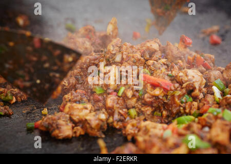 Curry de la cuisson à l'alimentation de rue festival marché artisanal Banque D'Images