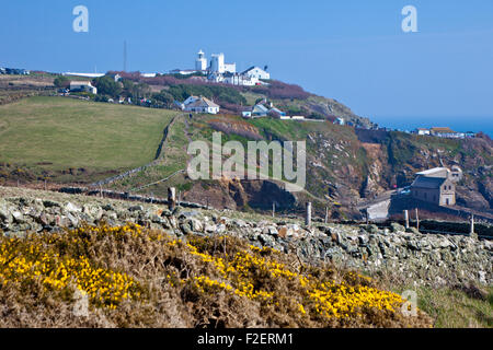 Le paysage côtier spectaculaire et le phare sur la côte sud-path au cap Lizard, Cornwall, England, UK Banque D'Images