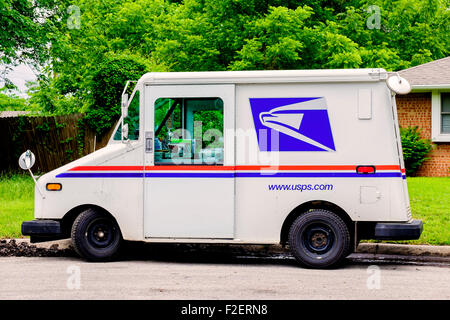 Une voiture garée sur un camion de livraison de courrier dans un Oklahoma City, Oklahoma, USA voisinage. Banque D'Images