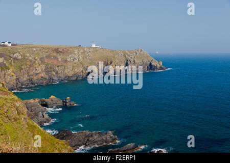 Le paysage côtier spectaculaire sur le SW Coast Path à Housel Bay sur la péninsule de Lizard, Cornwall, England, UK Banque D'Images