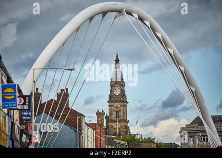 Hôtel de ville de Bolton dans le comté de Lancashire encadrée par pont Gateway Arch copyspace 2 bâtiment classé grade deux tour de l'horloge Banque D'Images