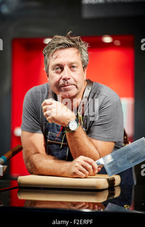 ALDI a parrainé 10 Aliments et boissons Bolton 2015 Festival australien John Torode portrait MasterChef avec grand couteau regarder sur p Banque D'Images