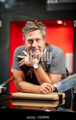 ALDI a parrainé 10 Aliments et boissons Bolton 2015 Festival australien John Torode portrait MasterChef avec grand couteau regarder sur p Banque D'Images