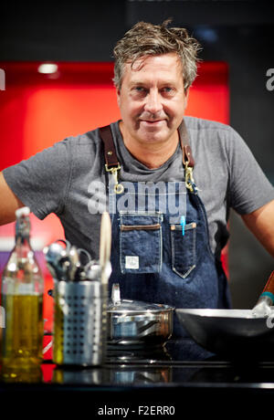 ALDI a parrainé 10 Aliments et boissons Bolton 2015 Festival australien John Torode portrait MasterChef avec grand couteau regarder sur p Banque D'Images