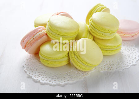 Macaron sur un tas de serviettes blanches, dessert Banque D'Images