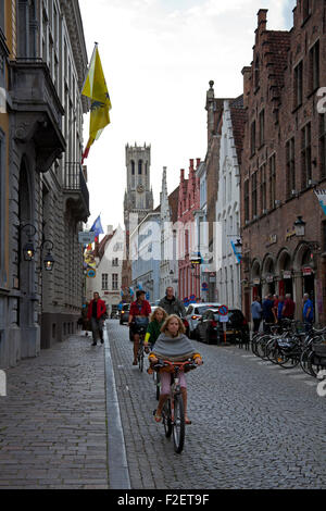 La famille de Bruges à vélo sur la rue pavée Belgique Europe Banque D'Images