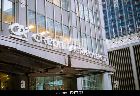 Le siège de New York de la banque française, le Crédit Agricole à Midtown Manhattan le jeudi 10 septembre, 2015. Un accord entre le Crédit Agricole et le ministère de la Justice est signalé à être près à l'enquête de la Banque mondiale traitant des pays sanctionnés notamment au Soudan et en Iran. Le règlement est répandu pour être jusqu'à 1 milliards de dollars. (© Richard B. Levine) Banque D'Images