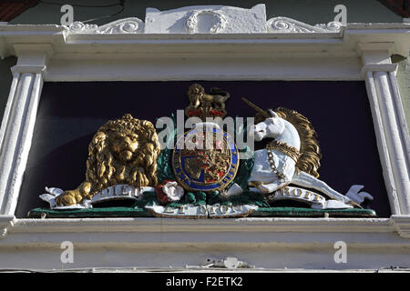 Le lion royal et unicorn armoiries sur l'affichage à Newark, en Angleterre. L'inscription latine signifie "droit et mon Dieu". Banque D'Images