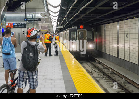 Une ligne de rinçage train arrive à la nouvelle 34e Street-Hudson m station terminal sur le prolongement de la ligne de métro 7 à New York sur la grande ouverture, dimanche, 13 Septembre, 2015. Le nouveau tunnel de Times Square met fin à 108 pieds au-dessous du niveau de la rue dans l'ouest de la 34e rue et 11e Avenue, à quelques pas de l'Hudson Yards rezoné 45 bloquer le développement. C'est la première station de métro d'ouvrir dans 26 ans et la première ligne extension dans 60 ans. (© Richard B. Levine) Banque D'Images