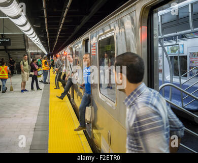 Les voyageurs d'un train au départ de la nouvelle 34e Street-Hudson m station terminal sur le prolongement de la ligne de métro 7 à New York sur la grande ouverture, dimanche, 13 Septembre, 2015. Le nouveau tunnel de Times Square met fin à 108 pieds au-dessous du niveau de la rue dans l'ouest de la 34e rue et 11e Avenue, à quelques pas de l'Hudson Yards rezoné 45 bloquer le développement. C'est la première station de métro d'ouvrir dans 26 ans et la première ligne extension dans 60 ans. (© Richard B. Levine) Banque D'Images