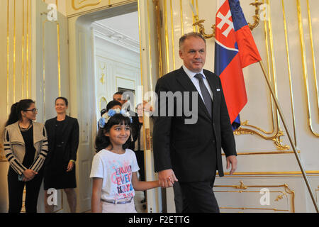 La Slovaquie est prête à aider les réfugiés dans l'actuelle crise de la migration en Europe, Président Andrej Kiska, main dans la main avec Asma Sidiki de l'Afghanistan, a déclaré aux journalistes aujourd'hui, le Jeudi, Septembre 17, 2015, après qu'il a rencontré un groupe d'étrangers originaires de l'Afghanistan, la Somalie et l'Irak qui ont obtenu l'asile ou la citoyenneté dans le pays. (CTK Photo/Martin) Mikula Banque D'Images