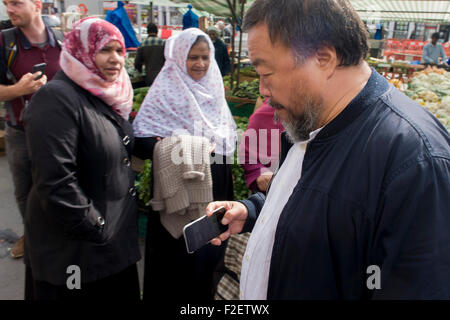 Londres, Royaume-Uni. 17 Septembre, 2015. L'artiste chinois Ai Weiwei et Anish Kapoor à pied avec l'équipe d'un entourage de supports et médias à travers le centre de Londres - à partir de l'Académie Royale de Piccadilly à l'ancien parc olympique de Stratford, huit-milles pour montrer la solidarité avec les réfugiés à travers le monde. "C'est un acte de solidarité et d'un minimum d'action - nous aimons cet esprit," dit Kapoor. Ai, qui a un spectacle à l'Académie Royale d'ouverture au public le samedi, a déclaré : "Nous sommes tous les réfugiés d'une autre, quelque part et à un certain moment." Crédit : RichardBaker/Alamy Live News Banque D'Images