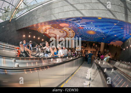 Visiteurs ride les escalators dans le nouveau 34e Street-Hudson m station terminal sur le prolongement de la ligne de métro 7 à New York sur la grande ouverture, dimanche, 13 Septembre, 2015. Le nouveau tunnel de Times Square met fin à 108 pieds au-dessous du niveau de la rue dans l'ouest de la 34e rue et 11e Avenue, à quelques pas de l'Hudson Yards rezoné 45 bloquer le développement. C'est la première station de métro d'ouvrir dans 26 ans et la première ligne extension dans 60 ans. L'art de la mosaïque est intitulé "Funktional Vibrations" (2014) par progressif Bailey. (© Richard B. Levine) Banque D'Images